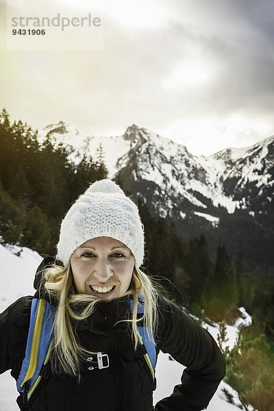 Porträt einer jungen Frau in den Bergen  Hundsarschjoch  Vils  Bayern  Deutschland