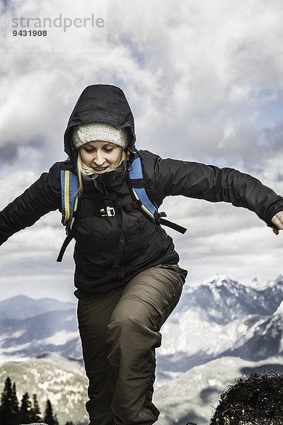 Junge Frau beim Bergwandern  Hundsarschjoch  Vils  Bayern  Deutschland
