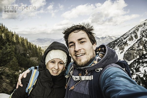 Selbstporträt eines jungen Paares in den Bergen  Hundsarschjoch  Vils  Bayern  Deutschland