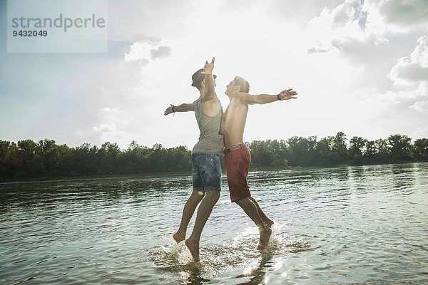 Junge Männer Bruststoßen im See