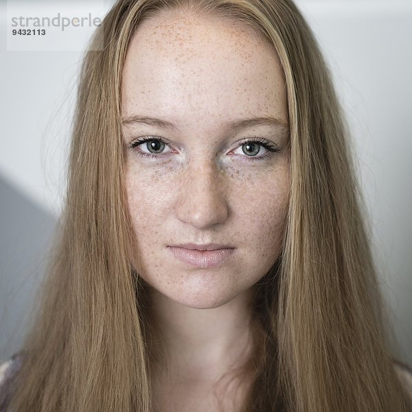 Porträt einer jungen Frau mit Sommersprossen