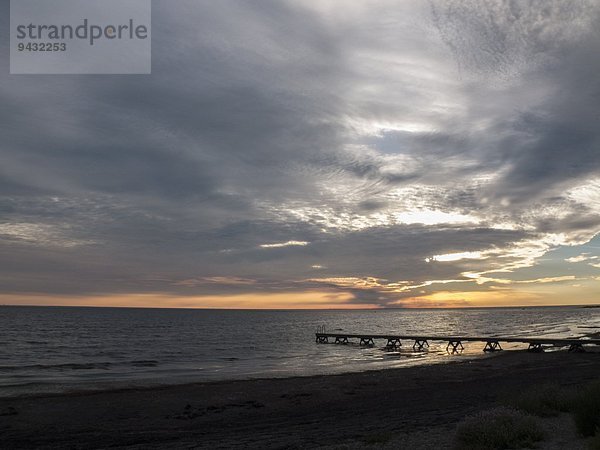 Meer und Silhouettenpier bei Sonnenaufgang  Oland  Schweden