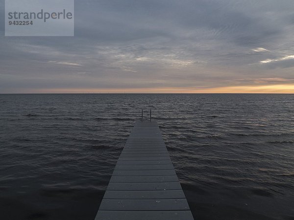 Pier  Meer und Sonnenaufgang über dem Horizont