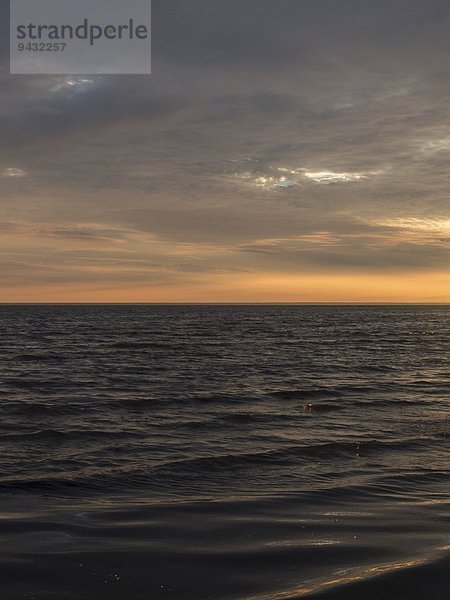 Seelandschaft mit Sonnenaufgang über dem Horizont