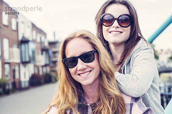 Porträt von zwei jungen Freundinnen mit Sonnenbrille