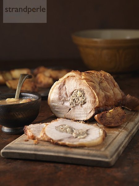 Weihnachtsessen. Gebratene Schweinelende mit Schweine- und Apfelfüllung und Bratkartoffeln