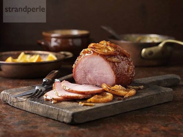 Weihnachtsessen. Kleine gebratene Orangenmarmelade auf dem Schneidebrett