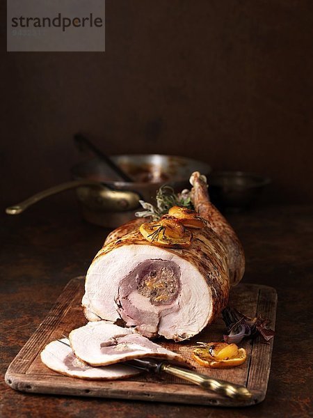 Weihnachtsessen. Vier Vogelbraten mit roten Zwiebeln  Rosmarin  Orange  Aprikose und Kräutermischung