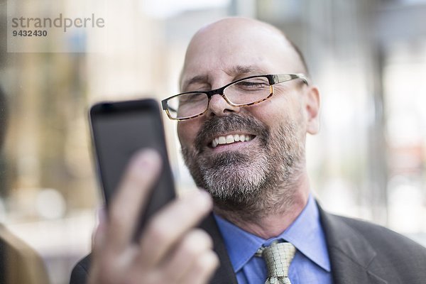 Erwachsener Mann mit Smartphone  Nahaufnahme
