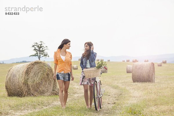 Freunde mit dem Fahrrad auf dem Feld  Roznov  Tschechische Republik