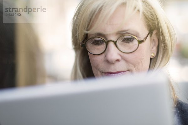 Reife Geschäftsfrau mit digitalem Tablett