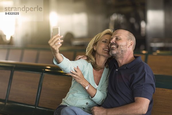 Reife Paare fotografieren sich auf der Passagierfähre