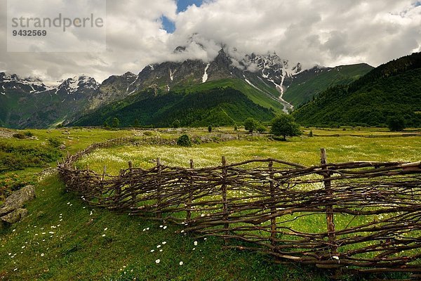 Handgewebter Zaun und ferne Berge  Mazeri Dorf  Svaneti  Georgien