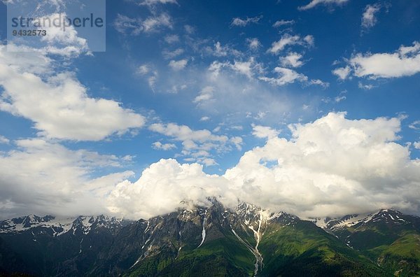 Blick auf ferne Berge  Mazeri Dorf  Svaneti  Georgien