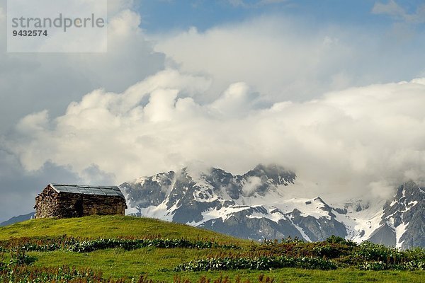 Scheune auf Hügel und fernen Bergen  Mazeri Dorf  Svaneti  Georgien