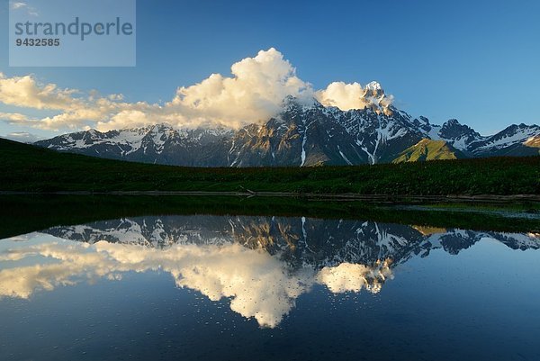 Spiegelbild des Ushba Berges  Mazeri Dorf  Svaneti  Georgien