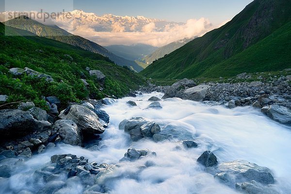 Frischer Gebirgsfluss  Svaneti  Georgien