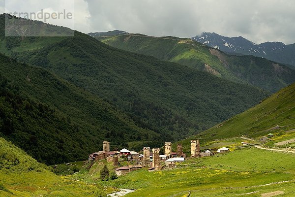 Fernsicht auf alte svantinische Türme im Tal  Dorf Ushguli  Svaneti  Georgien