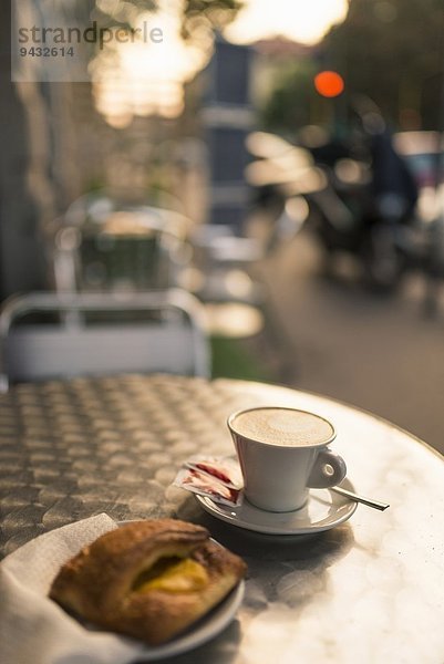 Cappuccino im Straßencafe  Mailand  Lombardei  Italien