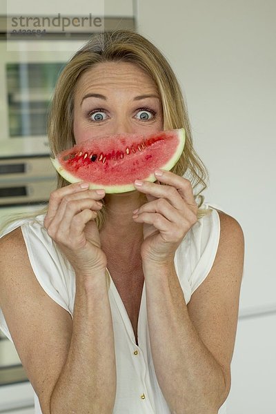 Reife Frau mit Wassermelone
