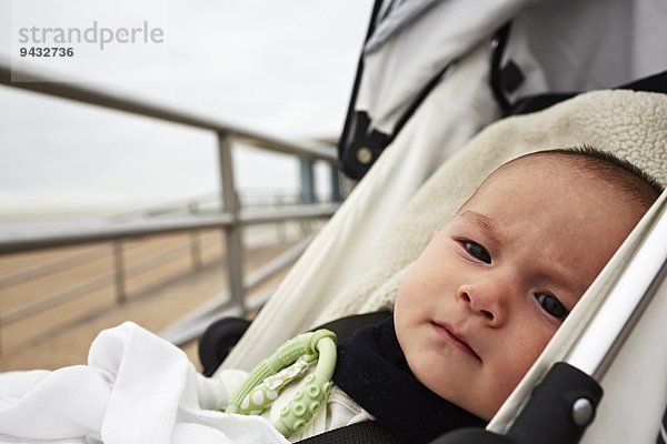 Junge im Kinderwagen