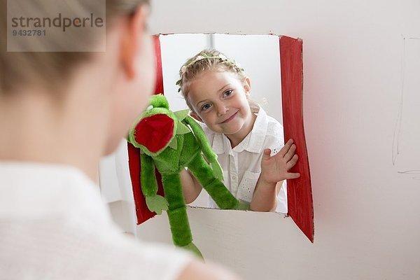 Mädchen beim Puppenspiel