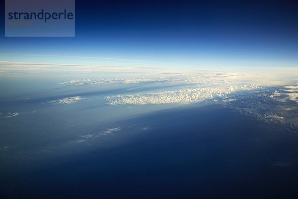 Luftaufnahme über Landschaft mit Wolken