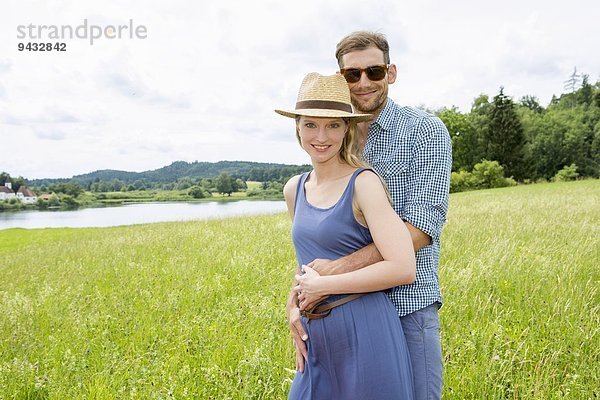 Mittleres erwachsenes Paar im Feld  Portrait