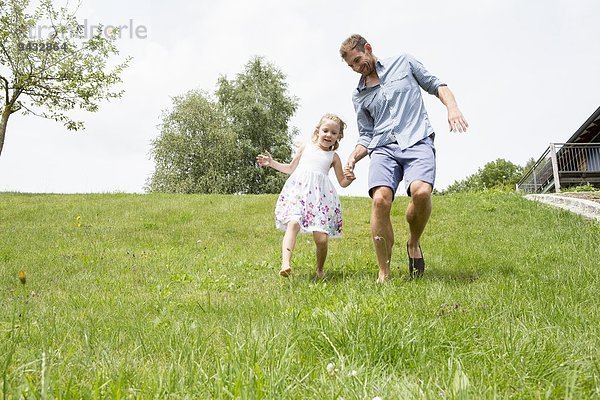 Vater und Tochter laufen bergab