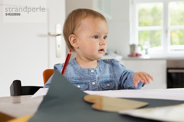 Mädchen mit Bleistift und Papier