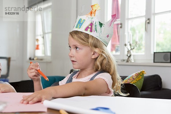 Mädchen mit selbstgemachter Papierkrone