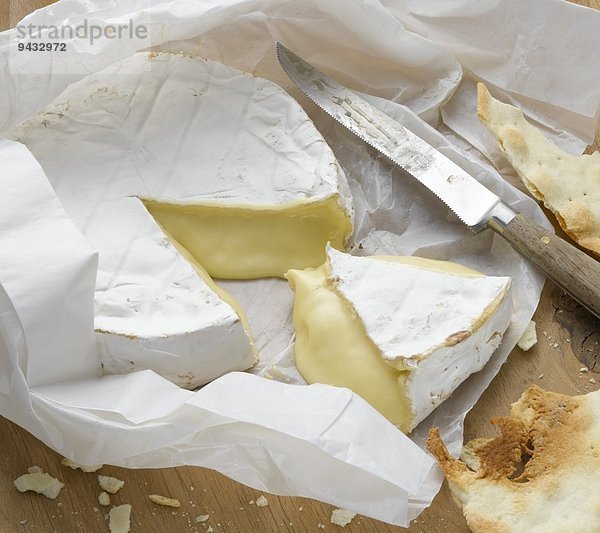 Brie in Papier eingewickelt