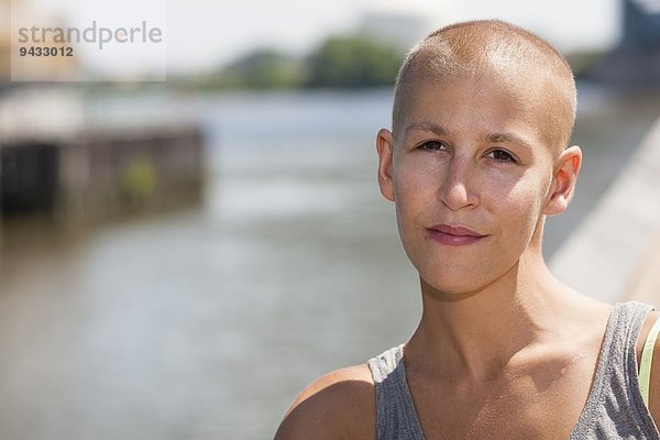 Porträt einer ruhigen jungen Krebspatientin