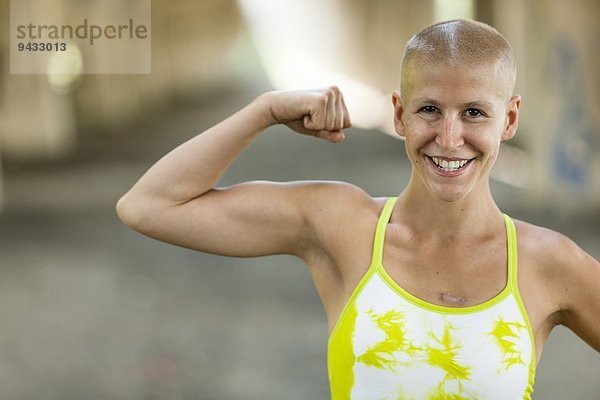 Porträt einer entschlossenen jungen Krebspatientin
