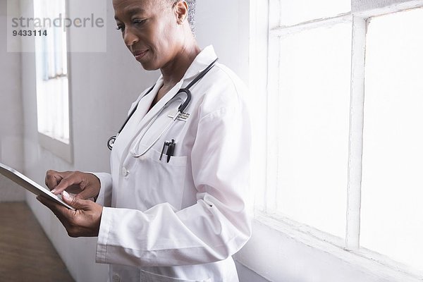 Ärztin mit digitalem Tablett