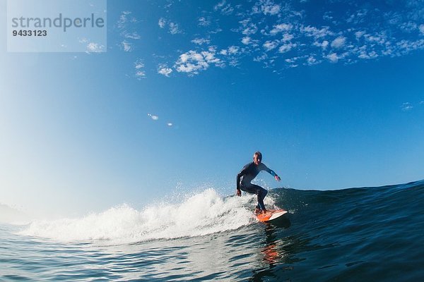Mid adult man surfing wave  Leucadia  Kalifornien  USA