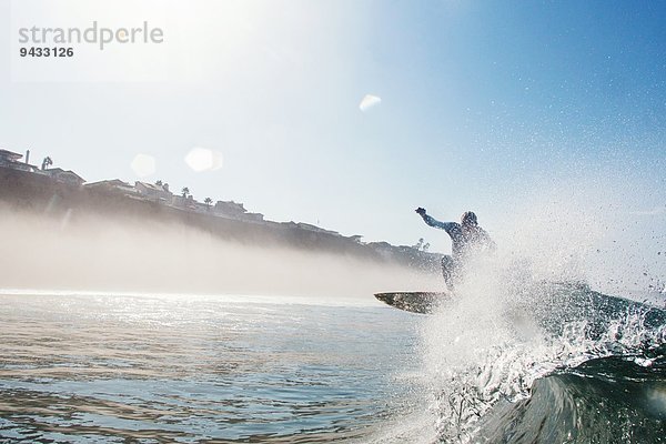 Mittlerer Erwachsener Surfer  der über Welle springt  Leucadia  Kalifornien  USA