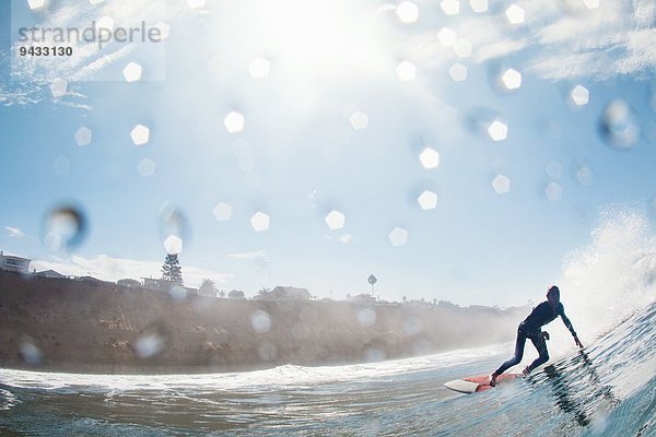 Mittlerer Erwachsener männlicher Surfer  der sich in die Welle lehnt  Leucadia  Kalifornien  USA