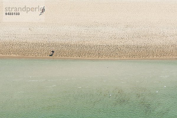 Luftaufnahme von drei Urlaubern am Strand  Melbourne  Victoria  Australien