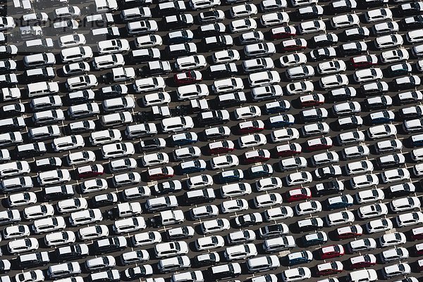 Luftaufnahme der geparkten Autos  die auf den Verkauf warten  St Kilda  Melbourne  Victoria  Australien