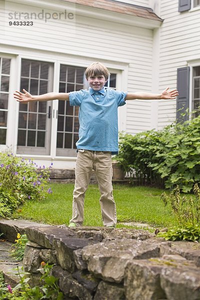 Bildnis des Jungen im Garten  Arme ausgestreckt