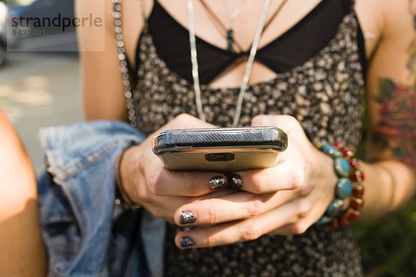 Schnappschuss einer jungen Frau auf dem Smartphone