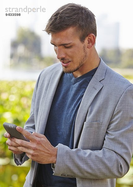 Geschäftsmann mit Smartphone