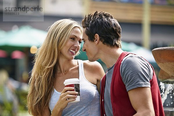 Paar genießt Kaffee
