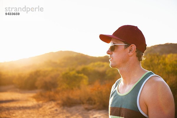 Jogger mit Sonnenbrille und Baseballmütze  Poway  CA  USA