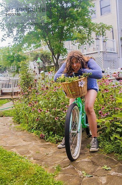 Porträt eines Teenagermädchens auf dem Fahrrad  im Freien