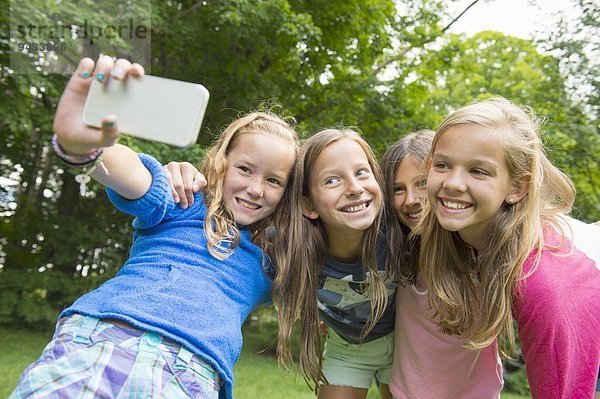 Mädchen  die Selfie im Garten nehmen