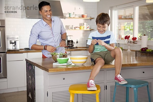 Vater und Sohn in der Küche  Junge auf der Theke sitzend