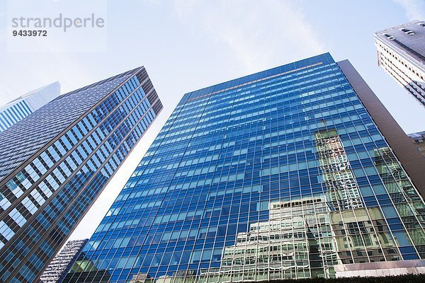 Flachwinkelansicht von Bürohochhäusern im Financial District  Manhattan  New York  USA