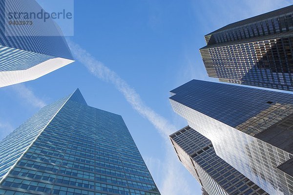 Tiefblick auf Wolkenkratzer im Financial District  Manhattan  New York  USA